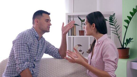 家庭问题好斗的妻子和丈夫吵架在房间争吵时愤怒的手势和手