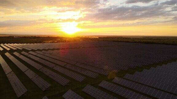 鸟瞰图大型可持续发电厂在日落时一排排太阳能光伏板用于生产清洁的生态电能零排放的可再生电力