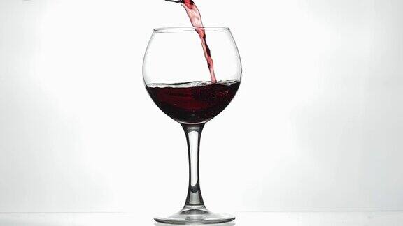 玫瑰葡萄酒红酒倒入酒杯中背景为白色慢动作