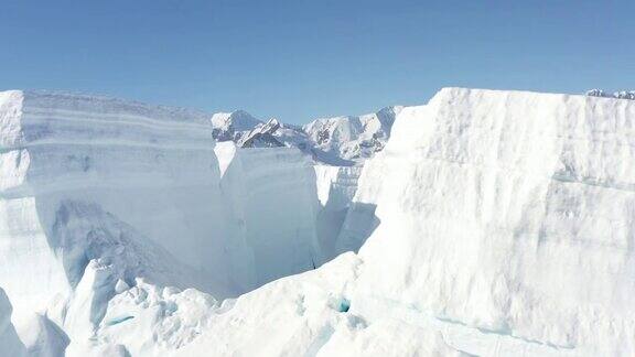雪山和冰雪海岸在南极洲航拍