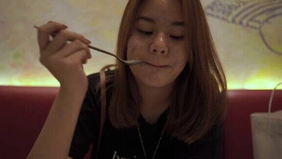 吃冰淇淋的亚洲少女