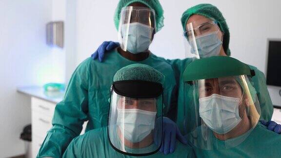 冠状病毒大流行期间医院实验室内的医护人员-应对冠状病毒危机期间的医生和护士