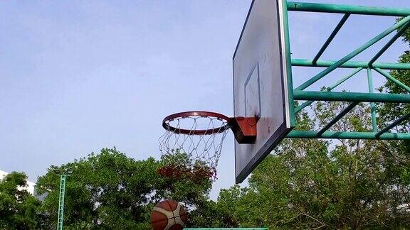 在曼谷的公园里打篮球