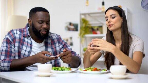 混血夫妇拍沙拉照片发布在社交网络美食博客上