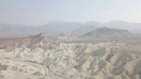 无人机拍摄的沙漠死亡谷山脉