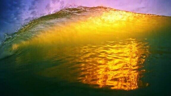 日出时海浪拍打着海岸巴西坎佩切冲浪胜地