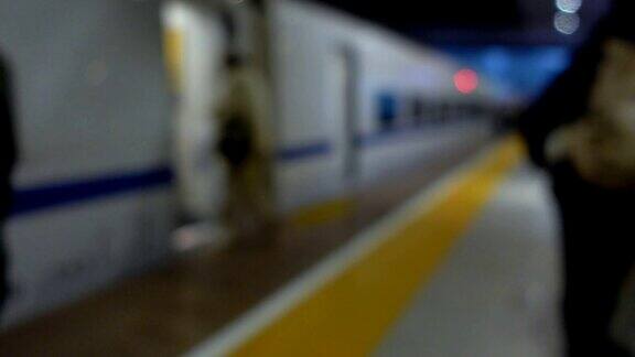 站内旅客进入高速列车的散焦慢动作