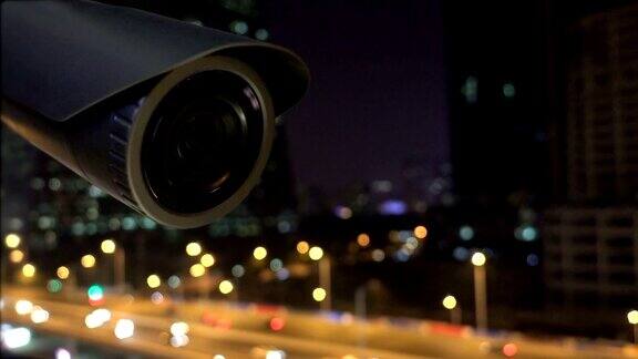 安全闭路电视摄像头监控城市夜景