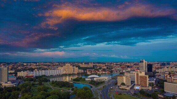 日落天空明斯克城市中心空中全景4k时间间隔白俄罗斯