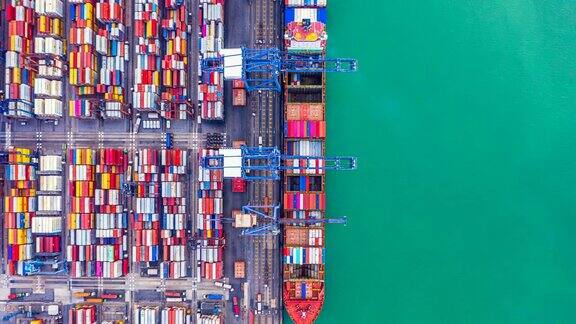 4k深海港口集装箱船装卸高空视图远洋集装箱船物流进出口运输业务高空视图