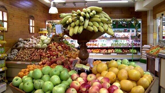 超市柜台上的水果水果丰富