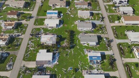 被飓风伊恩摧毁的佛罗里达郊区房屋移动住宅区自然灾害的后果