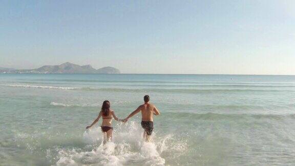 一对年轻夫妇在海边玩