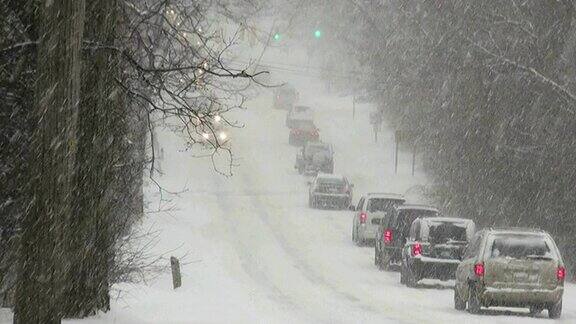 冬天的暴风雪在湿滑的道路上车辆来往