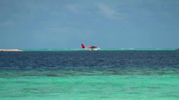 水上飞机以马尔代夫的海景和天空为背景