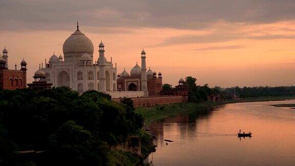 印度日落时分的泰姬陵和亚穆纳河