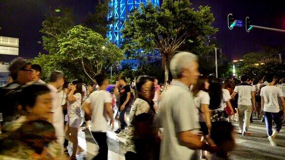 广州市夜间行人在斑马线上行走实时拍摄