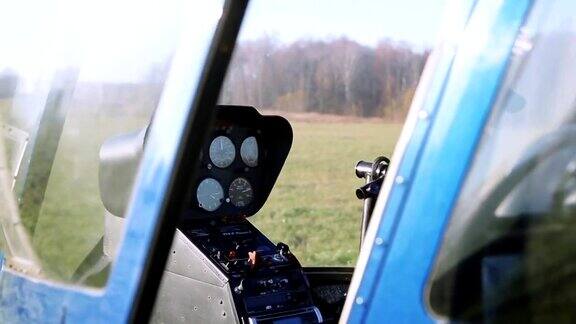 直升机驾驶舱的控制面板