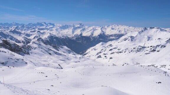 滑雪爱好者们在阿尔卑斯山脉滑雪
