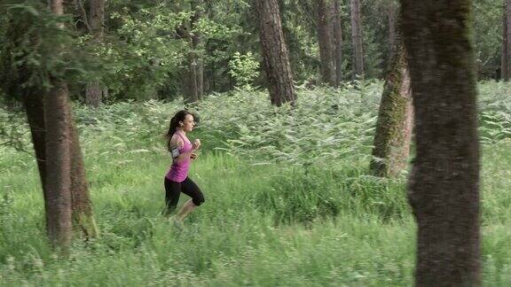 SLOMODS女人在森林小径上奔跑