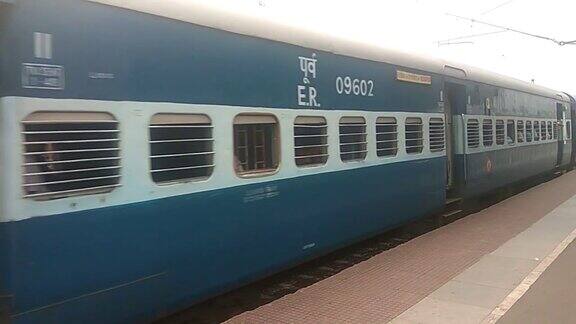 印度铁路1237312374号SealdahRampurhat城际特快列车经过郊区火车站枢纽