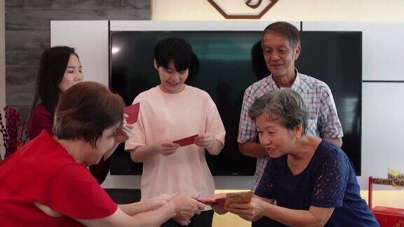 在中国农历新年期间亚裔中国活跃的老年女性给家人发红包