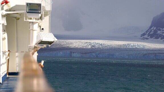 在一艘船的顶部可以看到南极洲