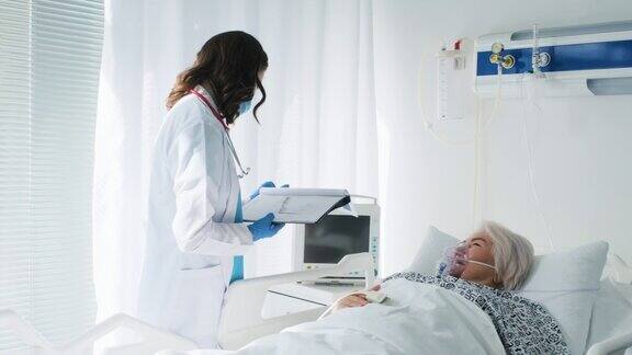 病人在病房与女护士交谈
