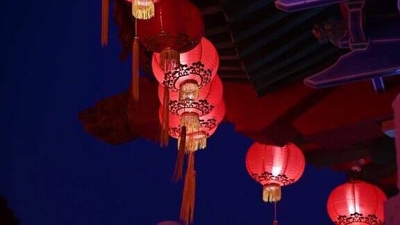 在庙里中国新年晚上点亮灯笼