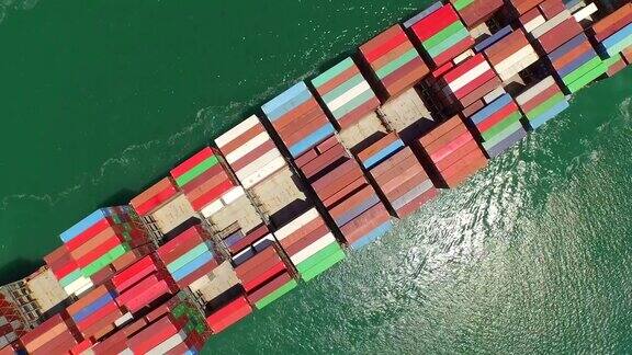 航拍:飞行在满载货物的巨型集装箱船上进行货运运输