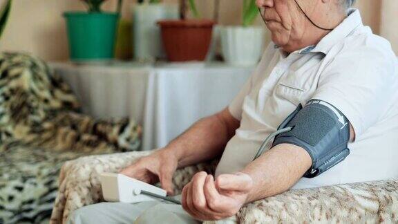 一位老人在家测量血压