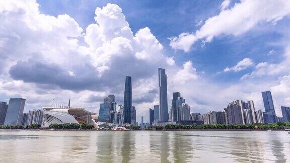 现代化的办公大楼在广州河边的蓝天间隔拍摄