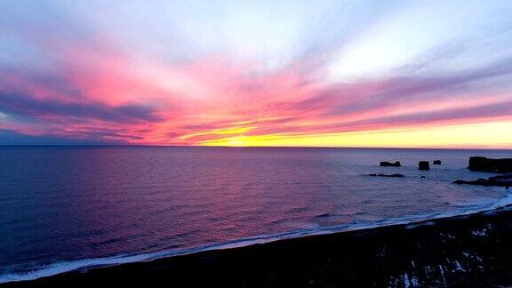在美丽的红色日落下冰岛的地平线鸟瞰图