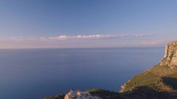 无人机拍摄的一名男子在山顶的航拍视频翡翠海岸撒丁岛意大利