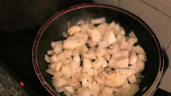 切碎的生洋葱和大蒜用橄榄油在锅中煎炸