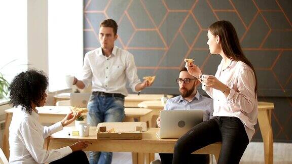 年轻人喜欢一起吃披萨在办公室吃午餐