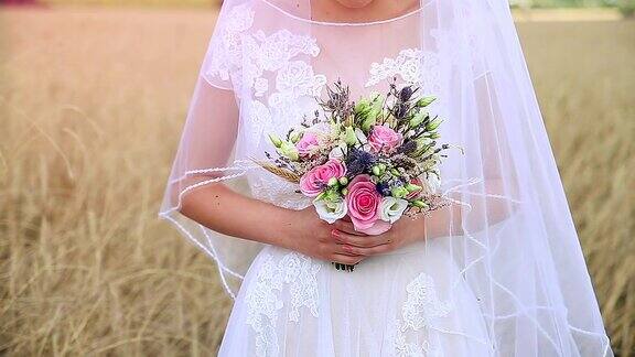 新娘手中的彩色婚礼花束