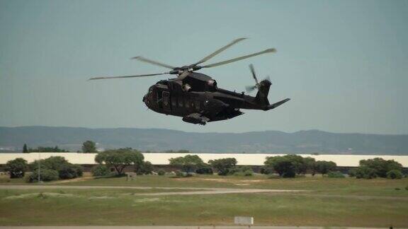 在军事演习中一架美国军用直升机在美军基地上空以慢动作飞行