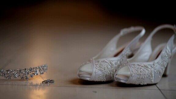 婚礼鞋和花冠