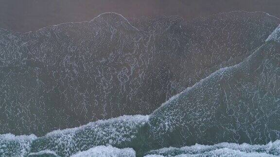 俯视图的海浪在一个海滩