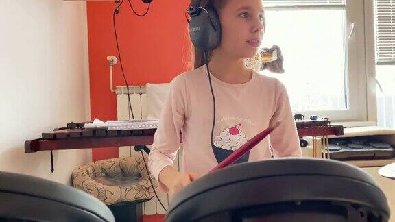 小女孩在家里练习电子鼓