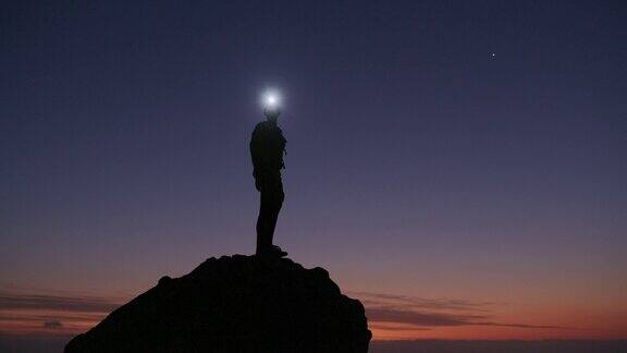 一名女子在爬山时戴着头灯的4k视频片段