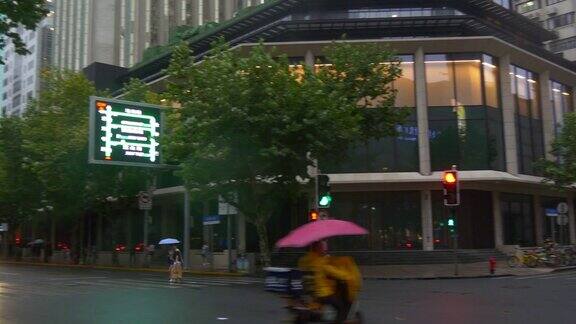 雨夜上海城市交通街道人行横道全景4k中国