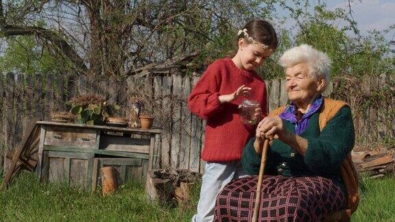 学习的过程老年妇女和儿童与昆虫玩耍家庭时间
