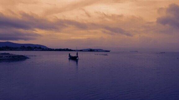 美丽的日落湖与船在其中移动