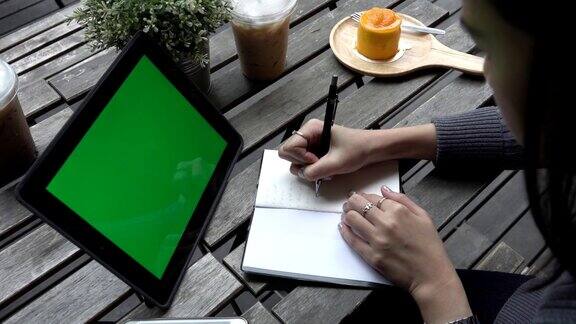 女商人在咖啡店使用平板电脑绿屏