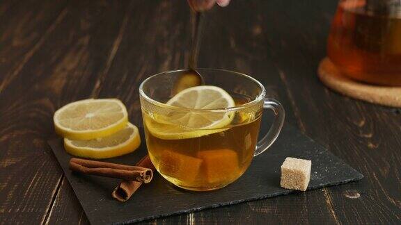 深色木桌上放着一杯热柠檬姜茶