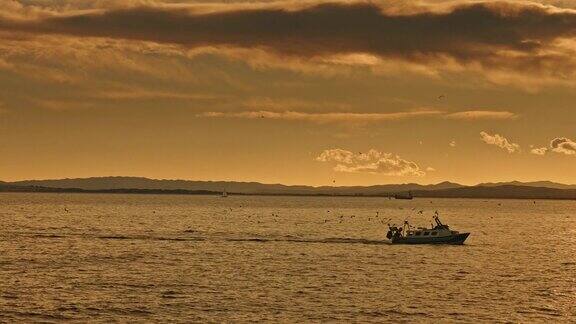 日落时分返回港口的渔船