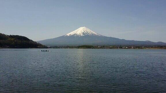 富士山从无人机飞向前川口湖在一个晴朗的日子和晴朗的天空