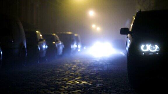 汽车开着明亮的前灯在路上行驶晚上晚上时间
